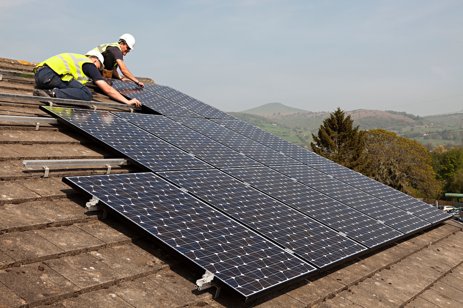 Evaluation: Surge in warmth pumps and photo voltaic drives document for UK properties in 2023